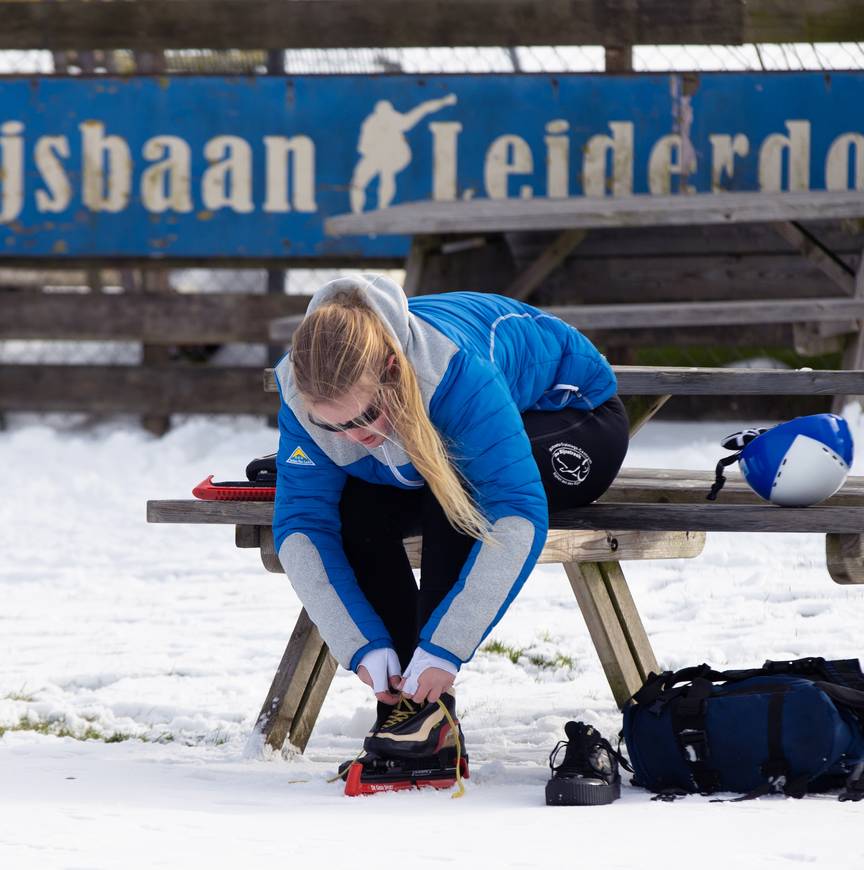 Schaatsen aantrekken bij IJsbaan Leiderdorp