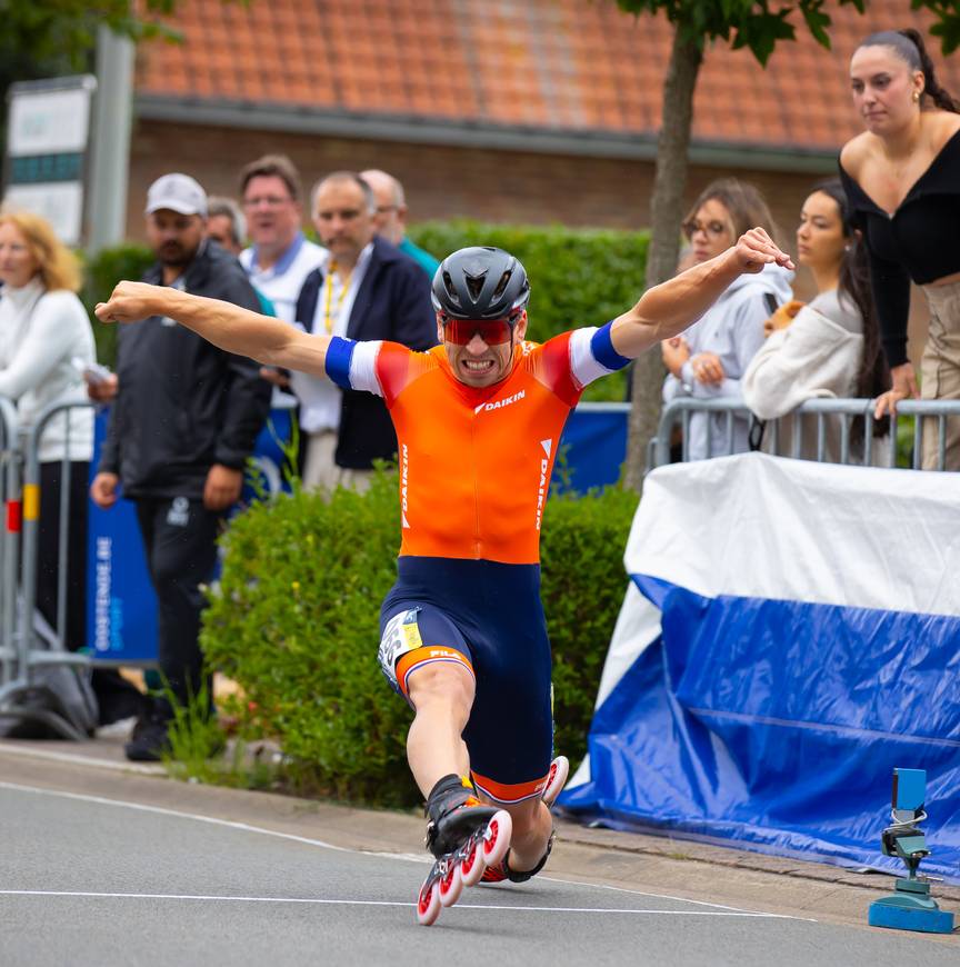 Glenn Nijenhuis strekt zich maximaal uit.