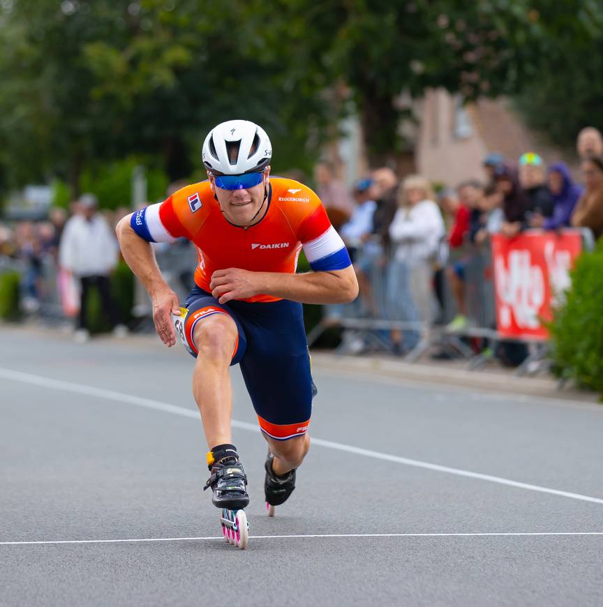 Stefan Westenbroek finisht de 100 meter.