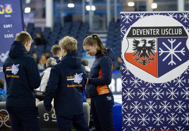 Op het middenterrein verzamelen de clubs, die uit alle hoeken van het land naar Thialf zijn afgereis