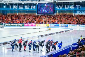 Rijders aan de start van het WK Mass Start in een volgepakt Thialf