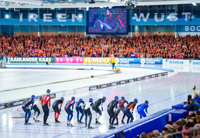 Rijders aan de start van het WK Mass Start in een volgepakt Thialf