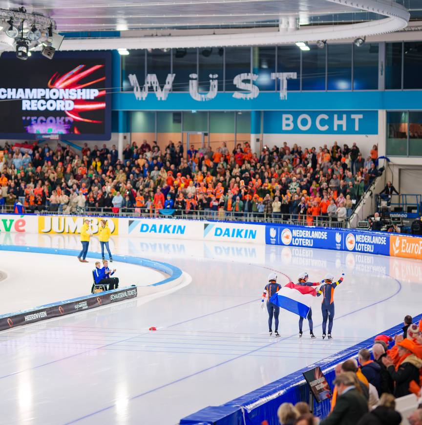 EK Afstanden 23-24 - Schaatsfan 5 - Vlag, publiek, boarding