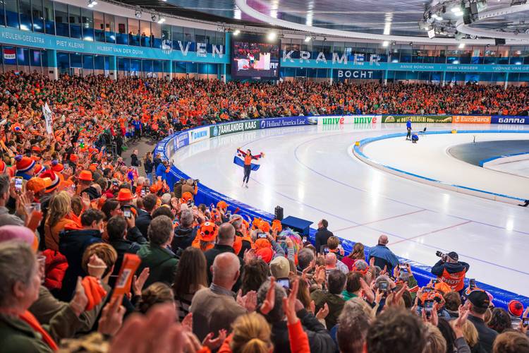 Een vol Thialf juicht voor Femke Kok