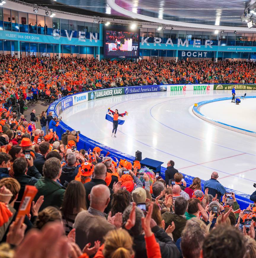 Een vol Thialf juicht voor Femke Kok