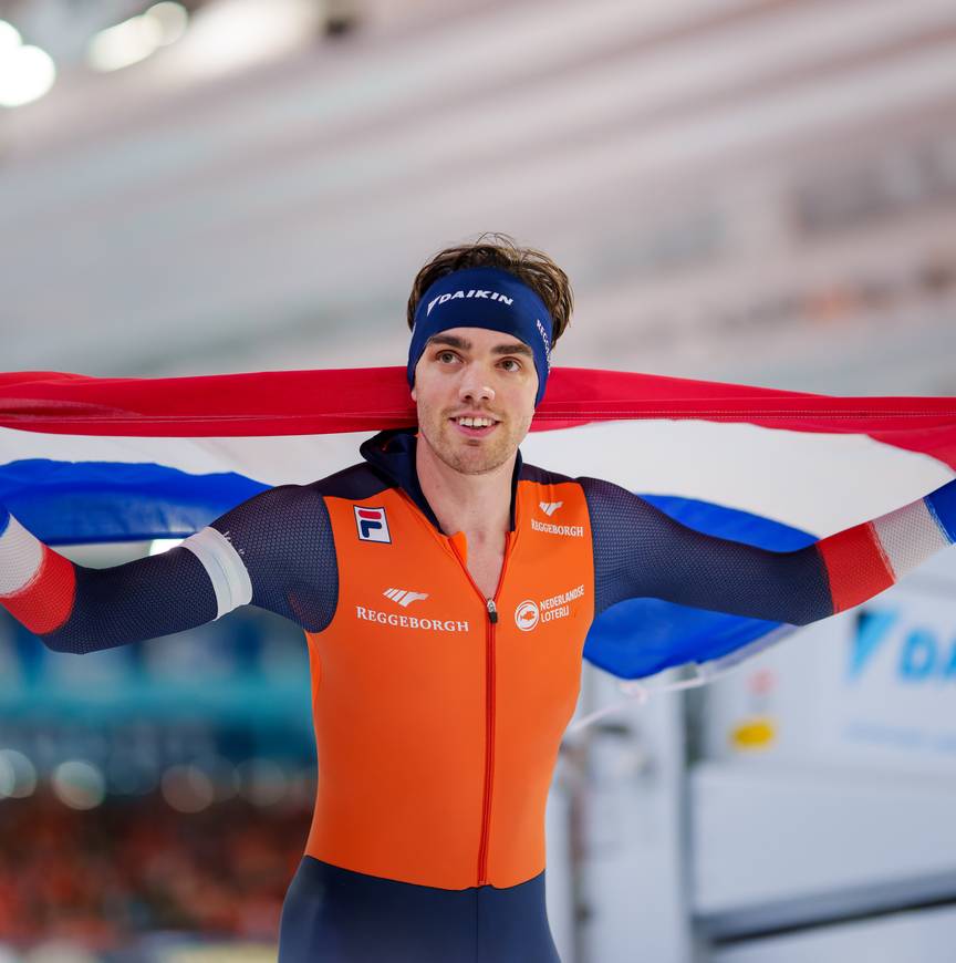 Patrick Roest viert de overwinning op het EK Afstanden