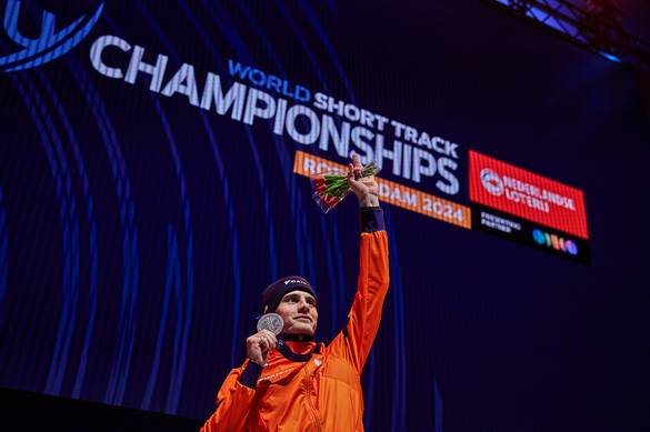 Jens van 't Wout showt zijn medaille tijdens het WK Shorttrack 2024 in Rotterdam