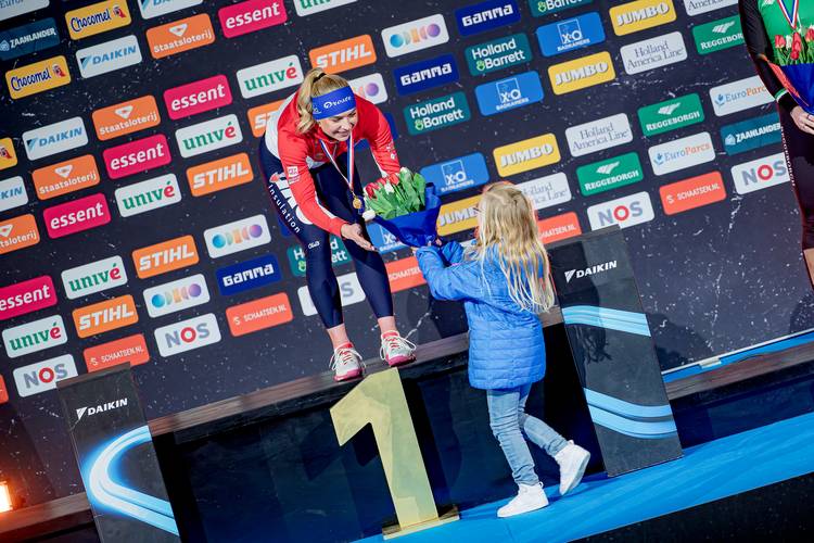 Daikin Medaillekids reiken de prijzen uit tijdens Daikin NK Allround & Sprint