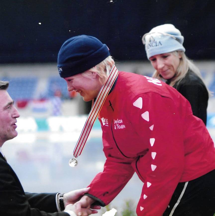 Jan reikt medaille uit aan Marianne Timmer