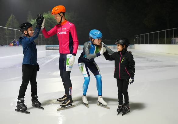 Tessa Snoek en Mats Stoltenborg schaatsen met kinderen in Amsterdam