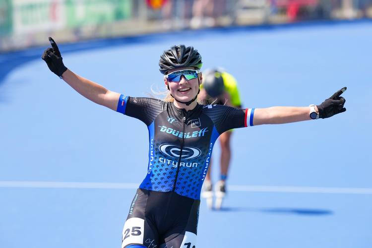 Fleur Veen komt als winnares over de meet in Heerde