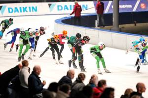 Het mannenpeloton in actie op IJsbaan de Meent in Alkmaar