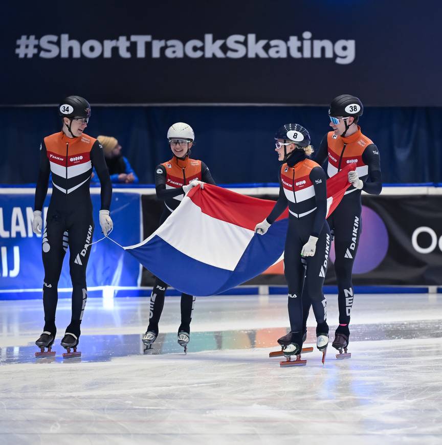 Mixed relay vieren hun overwinning tijdens het EK Shorttrack is Dresden