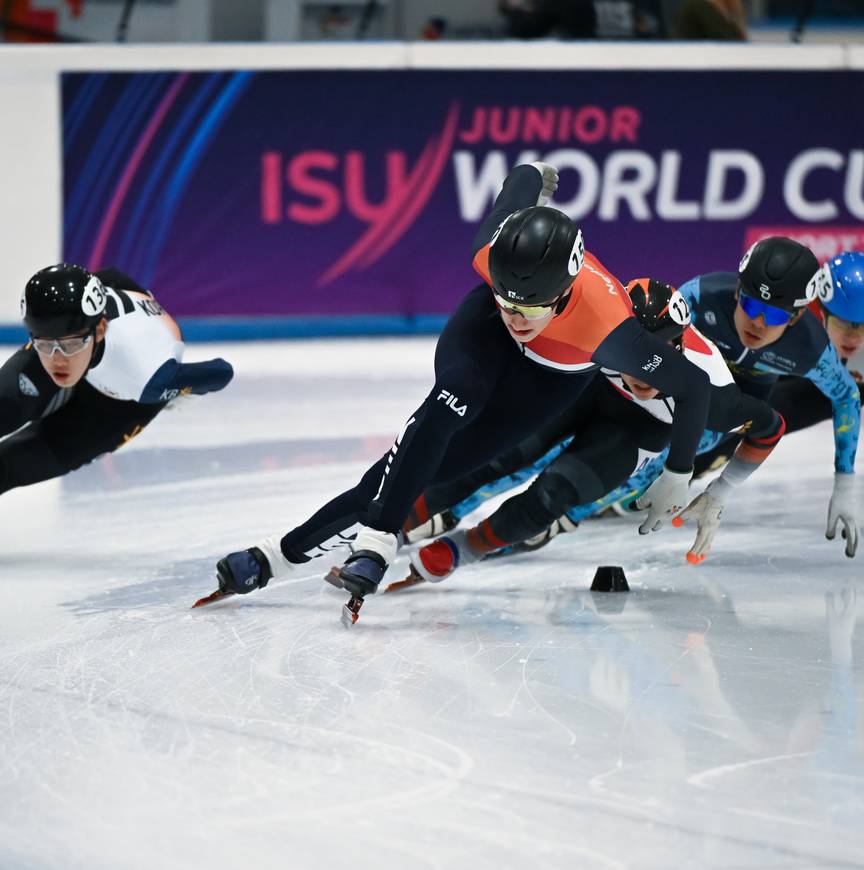 Junioren shorttrackers in actie tijdens de World Cup