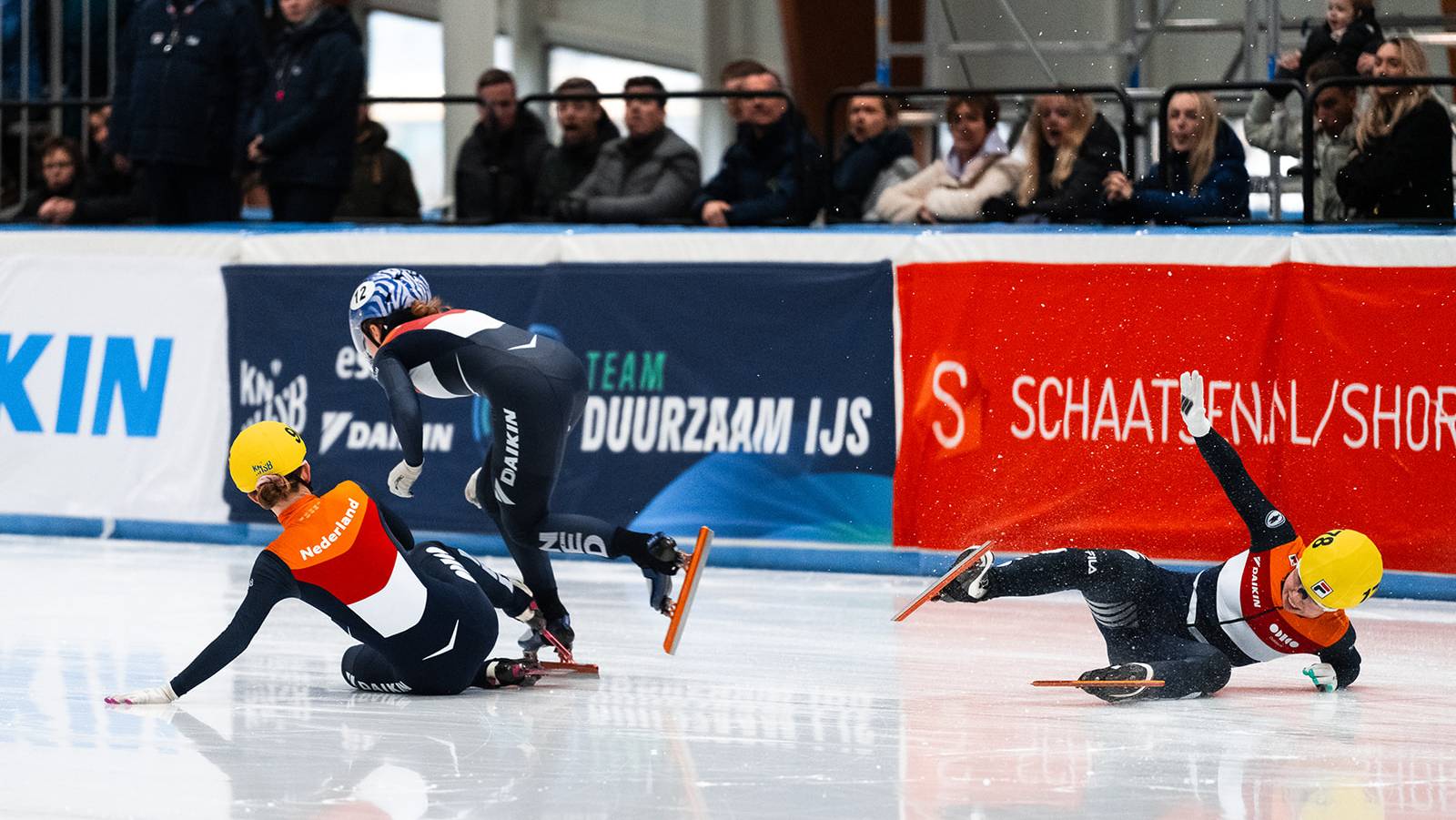 Crash finale 1500 m vrouwen NK Shorttrack