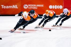 Yara van Kerkhof voert een treintje van Nederlandse rijders aan tijdens een training voor het WK.