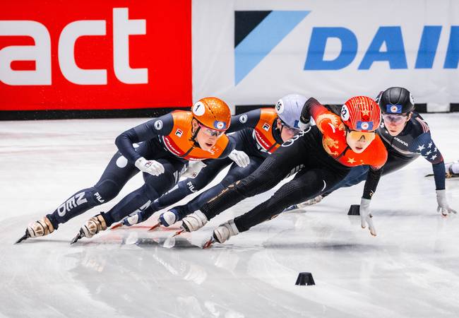 Suzanne Schulting poogt een inhaalactie tijdens WK Shorttrack in Rotterdam