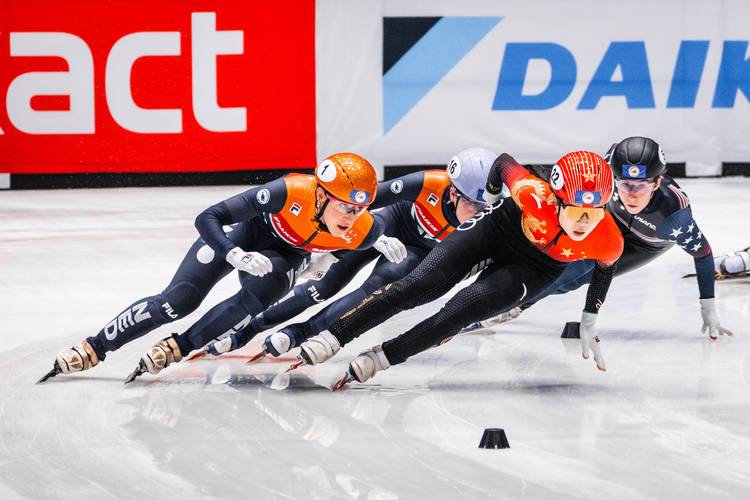 Suzanne Schulting poogt een inhaalactie tijdens WK Shorttrack in Rotterdam