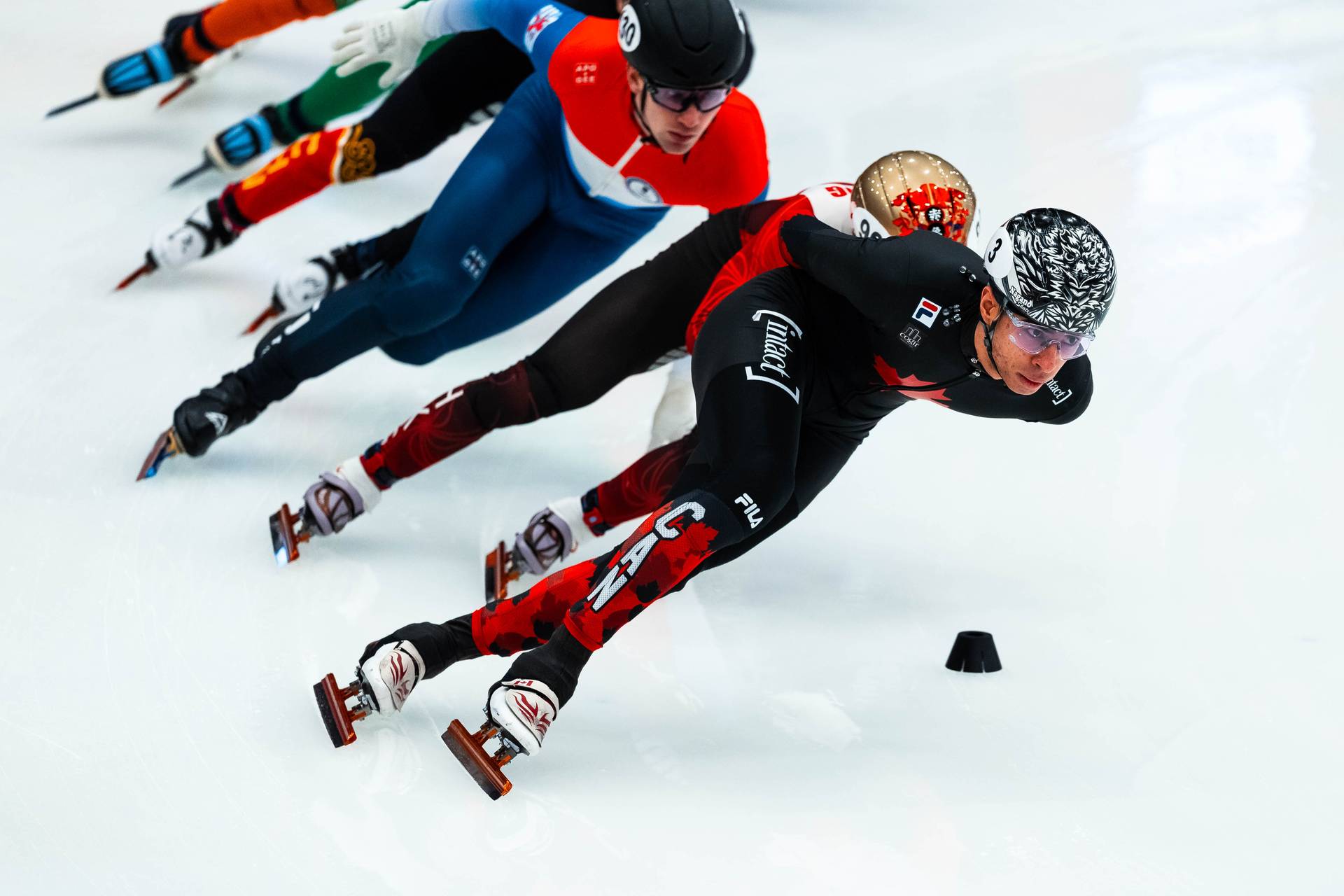 William Dandjinou op kop van het kleine shorttrackpeloton