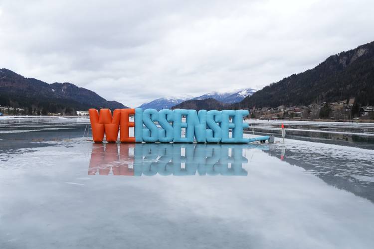 De bevroren Weissensee met een laagje water