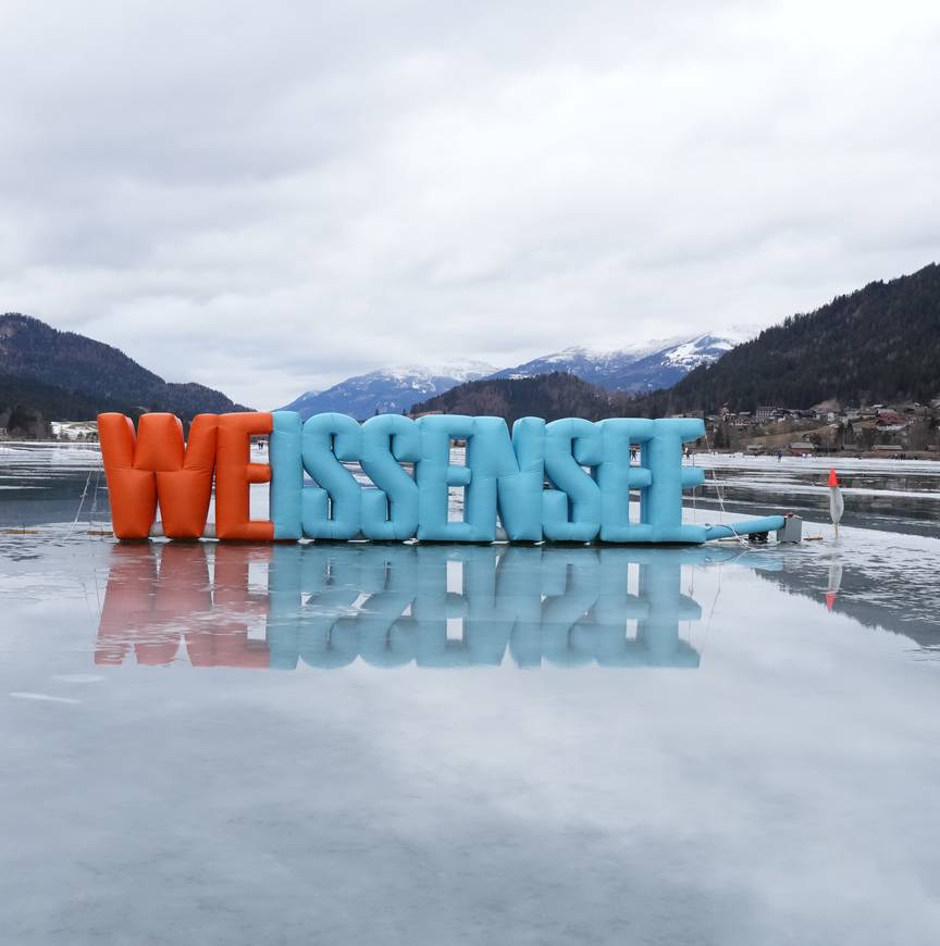 De bevroren Weissensee met een laagje water