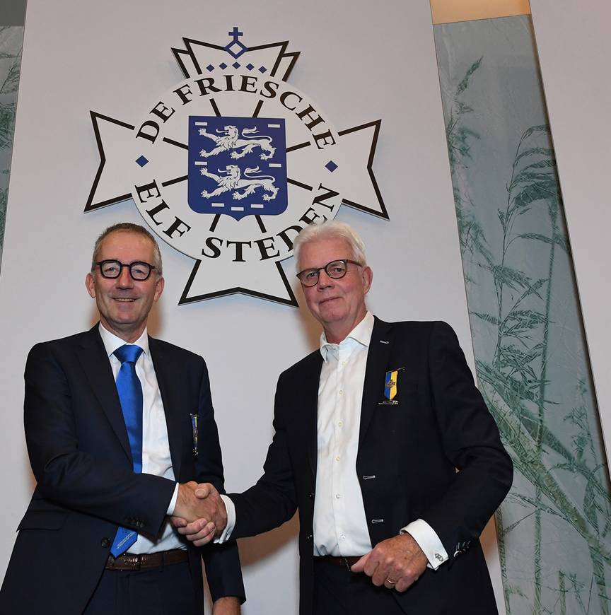 Jan Bakker en Wiebe Wieling schudden elkaar de hand