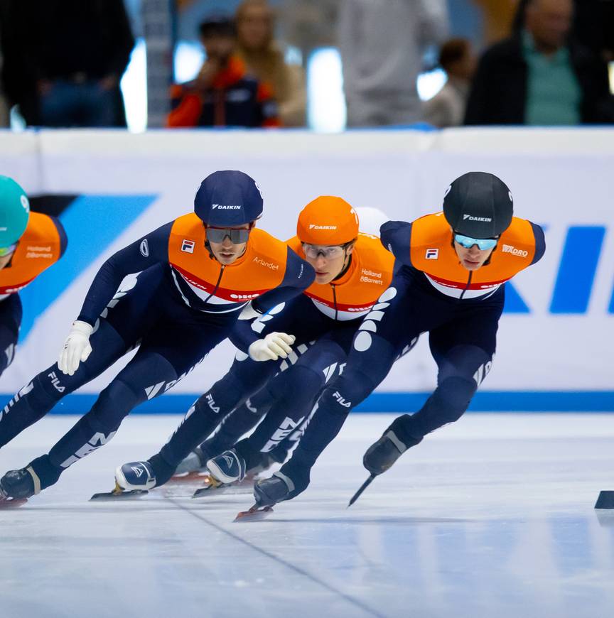 De Nederlandse mannen in actie tijdens het Daikin NK Shorttrack