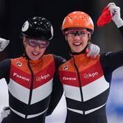 Lara van Ruijven en Suzanne Schulting vieren samen de overwinnen bij het EK Shorttrack