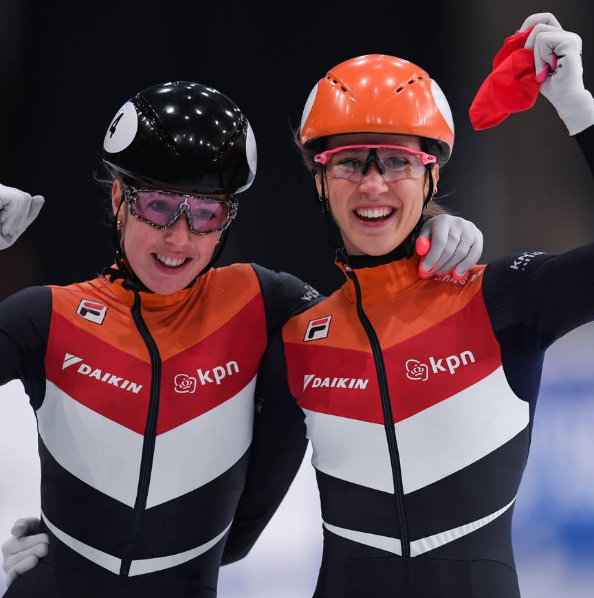 Lara van Ruijven en Suzanne Schulting vieren samen de overwinnen bij het EK Shorttrack