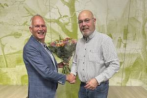 Leen van den Heuvel krijgt bloemen van Sieme Kok bij afscheid van de sectie LB