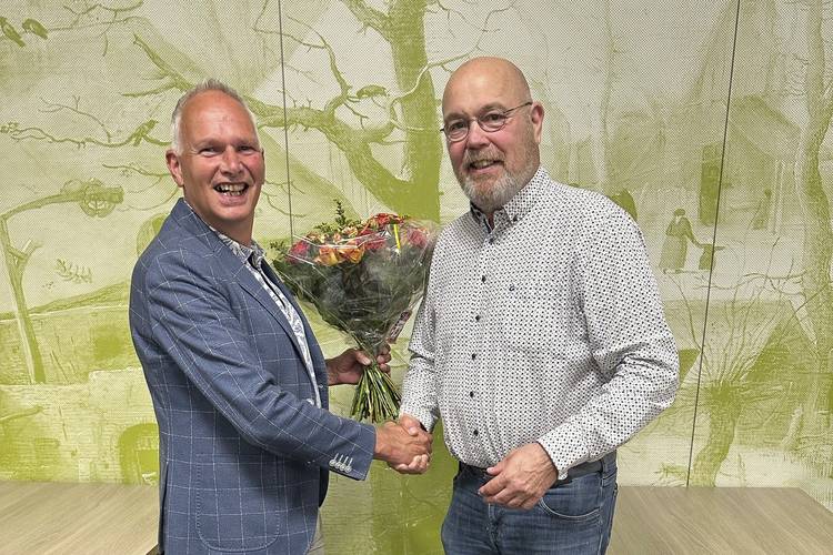 Leen van den Heuvel krijgt bloemen van Sieme Kok bij afscheid van de sectie LB