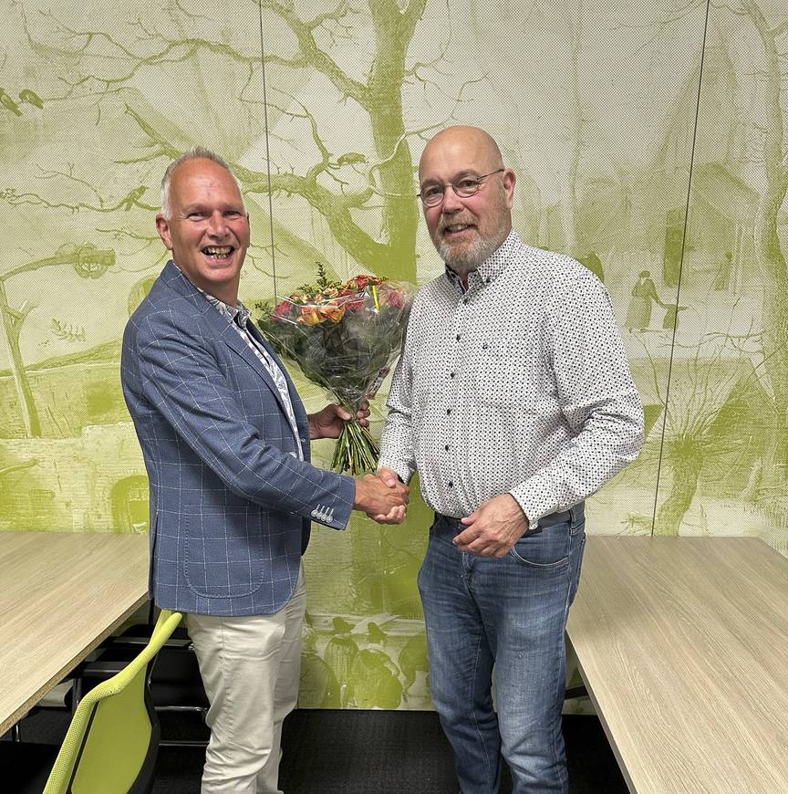 Leen van den Heuvel krijgt bloemen van Sieme Kok bij afscheid van de sectie LB