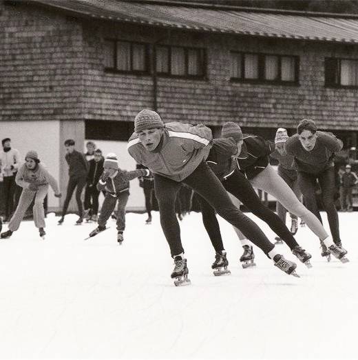 Van den Heuvel leidt de trainingsgroep tijdens een trainingskamp Inzell