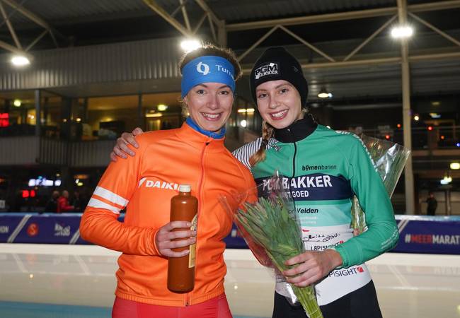 Lisa en Loesanne vieren het succes na de marathon in Hoorn