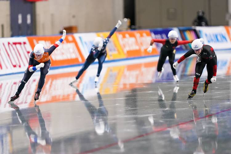 Marijke Groenewoud en Ivanie Blondin mass start WC 1 2024