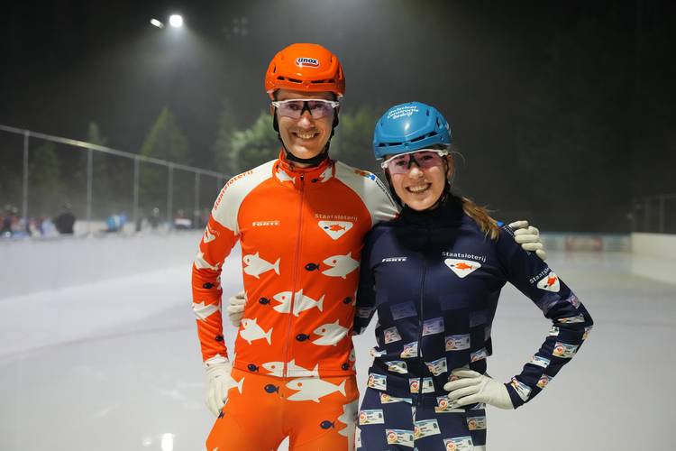 Mats Stoltenborg en Tessa Snoek in de leiderspakken van de Vier