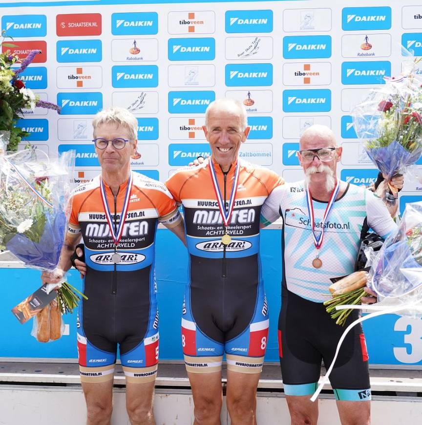 NK Marathon-podium bij de Masters met René de Klein in het midden