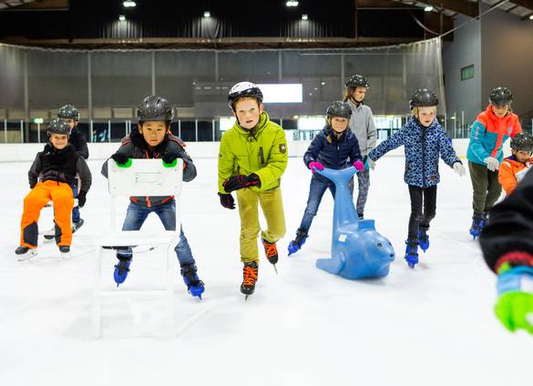 Kinderen krijgen schaatsles