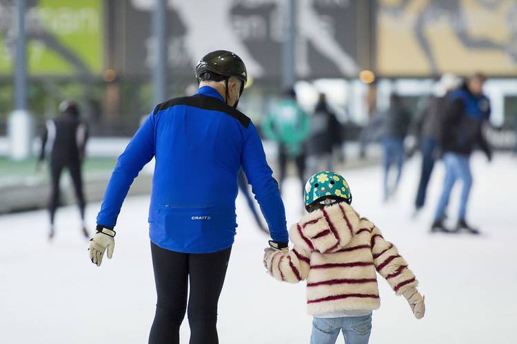 OUder-kind samen schaatsen