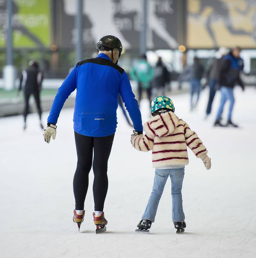 OUder-kind samen schaatsen