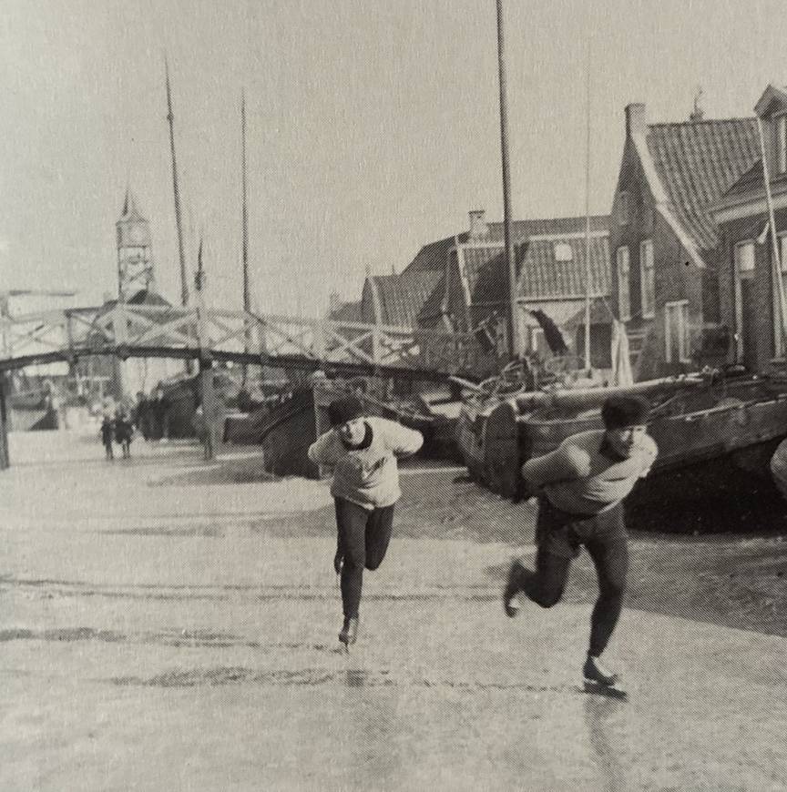 Cor Jongert en Nico Pronk arriveren samen in Hindeloopen.