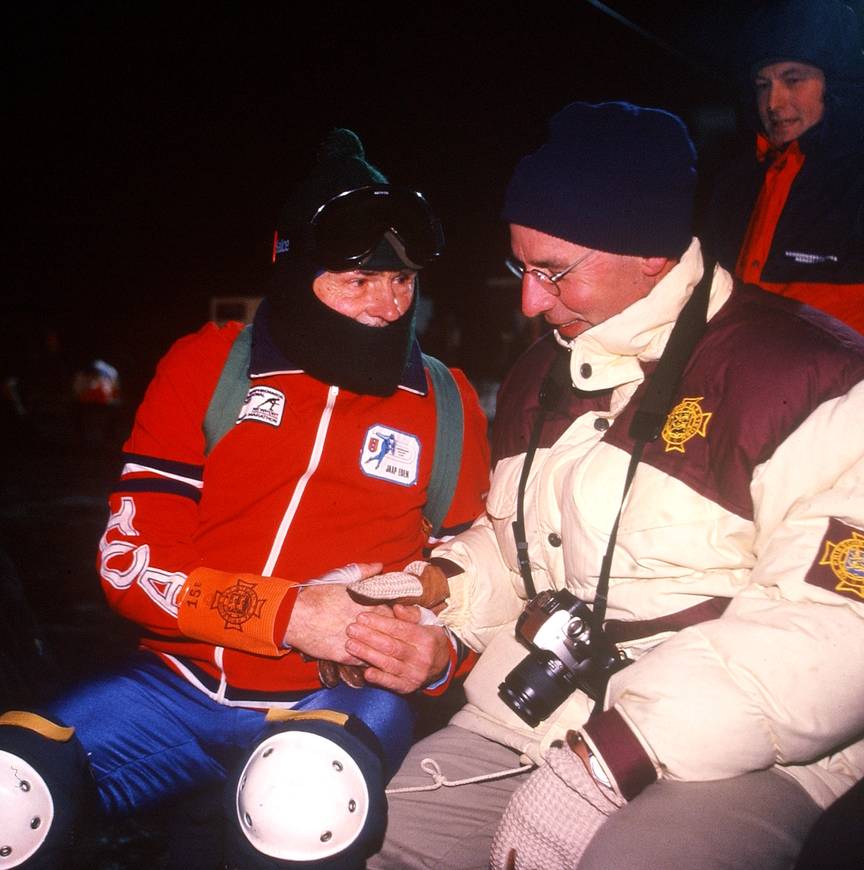 Willem Augustin met voorzitter Henk Kroers bij de Elfstedentocht 1997