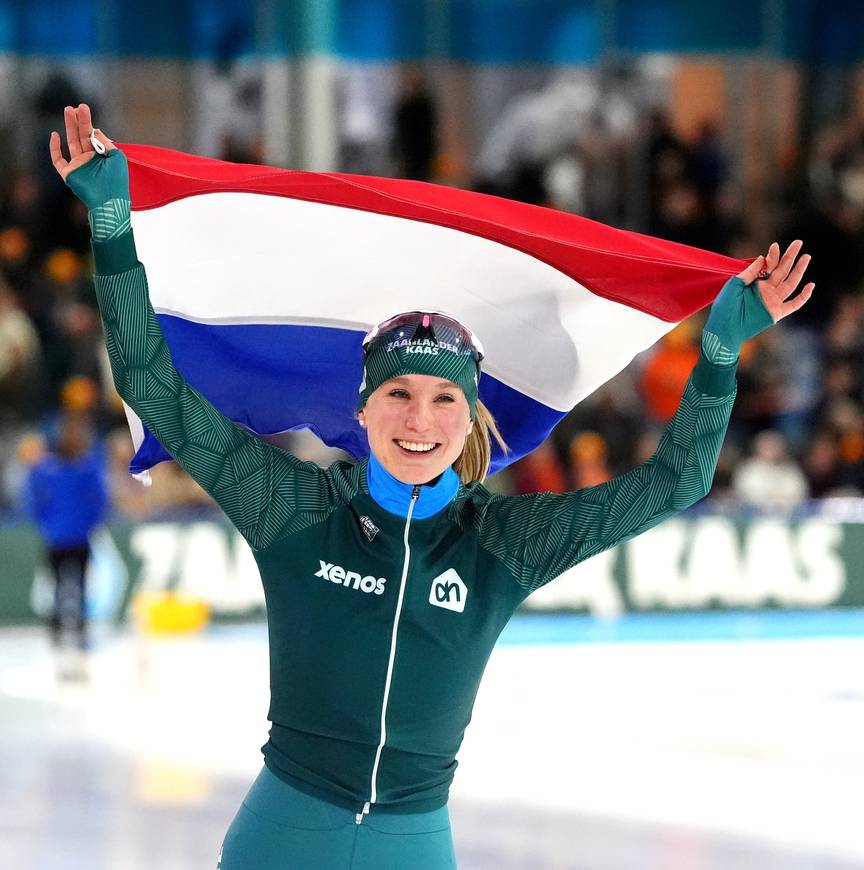 Merel Conijn rijdt de ereronde na de 5000 meter