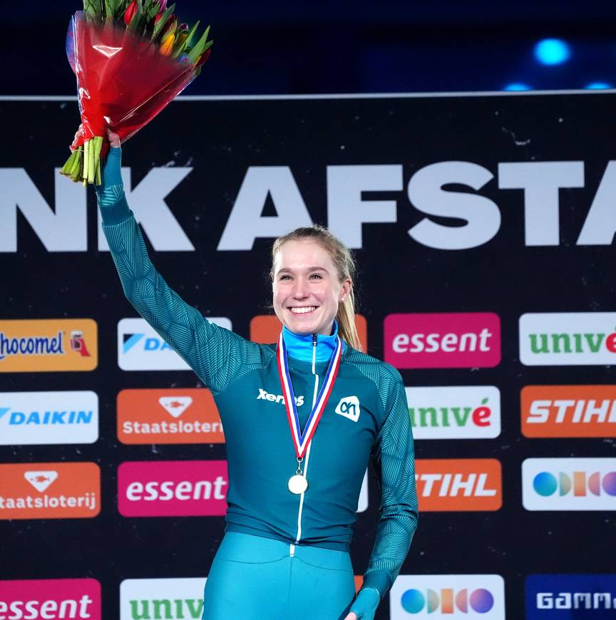 Merel Conijn viert haar titel op de 5000 meter