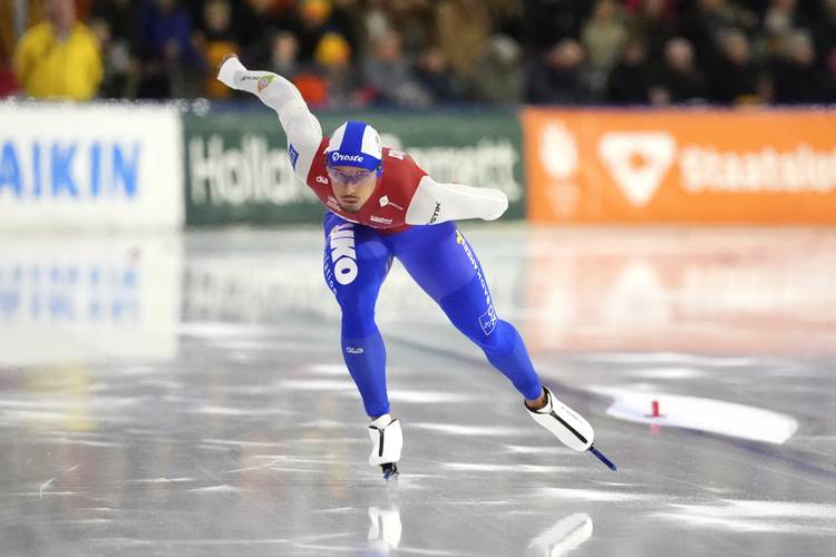 Sebas Diniz sprint richting de finish in Thialf, Heerenveen