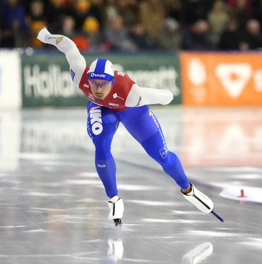 Sebas Diniz sprint richting de finish in Thialf, Heerenveen