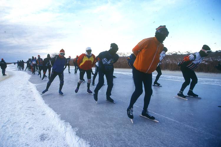 Toerrijders tijdens de Elfstedentocht van 1997