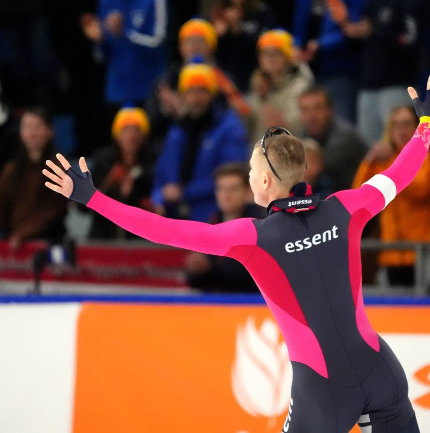 Joep Wennemars met de handen omhoog na zijn sterke race op de 1000 meter