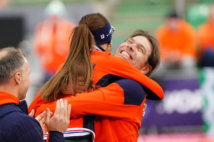 Femke Kok sprint in de armen van haar coach