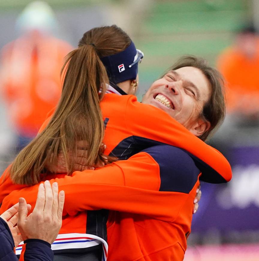 Femke Kok sprint in de armen van haar coach